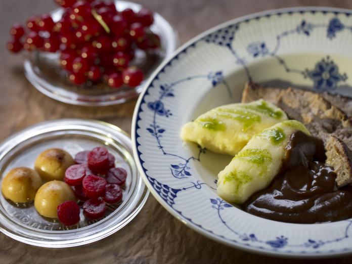 Anretninger på tre forskellige tallerkener. Der er kalvesteg med skysauce, kartofler, glaseret perleløg, rysteribs og timian- persilleolie.