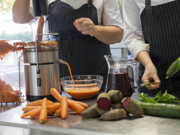 En saftpresser, der laver grønsagsjuice af gulerødder og rødbeder. 